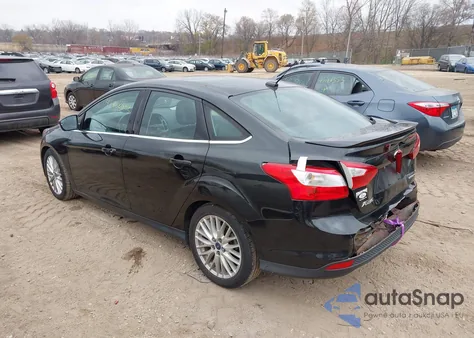 2014 Ford Focus Titanium z USA, uszkodzony, nr VIN 1FADP3J23EL175952